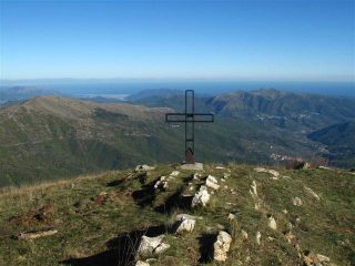 La croce del M. Grande, dietro la costa ligure
