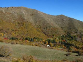 Al centro la case di Prati piani e dietro il M. Grande