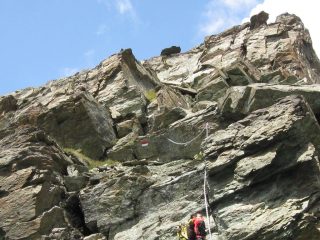 tratto con catene sotto la cima