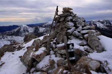 l'ometto di pietre e la piccola croce della vetta (7-11-2009)