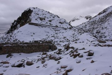verso la testata del vallone spunta la Cima di Fremamorta (7-11-2009)