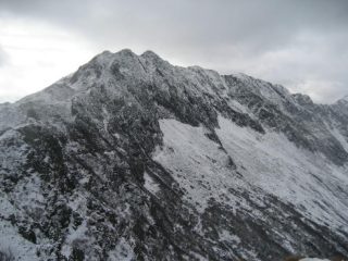 Dalla cima delle Tre Croci il percorso di cresta che conduce al monte Massone (in alto, al centro della foto)
