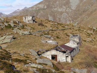 Le costruzioni sotto la rocca Turi