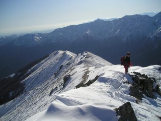 Assunta la cresta e la pianura sullo sfondo