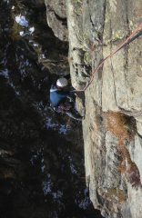 L'uscita sulla placca dopo il duro traverso sotto i tetti  del 4° tiro.