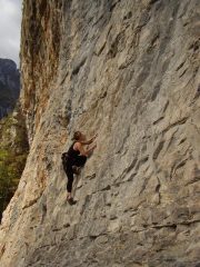 una scialpinista sulla roccia...