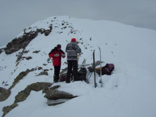 un saluto alla compagnia di salita...dietro il Cappello d'Envie