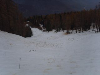 04 - Anche in alto, neve insufficiente per sciare senza raschiare la terra