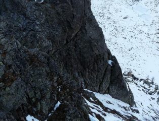 Pochi metri sotto il colle