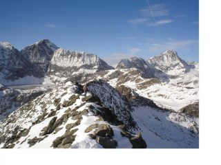 Salendo alla Lucellina sullo sfondo dell'Arnas e Bessanese