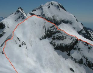 La cresta SSO a destra e la via normale di discesa a sinistra