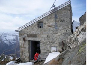 Il bivacco poco sotto la vetta