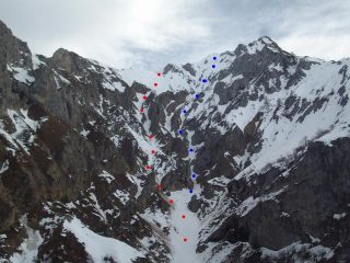 versante nord ovest: in blu la via più diretta, in rosso la ns. salita