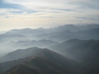 veduta dalla cima sulle nebbie basse