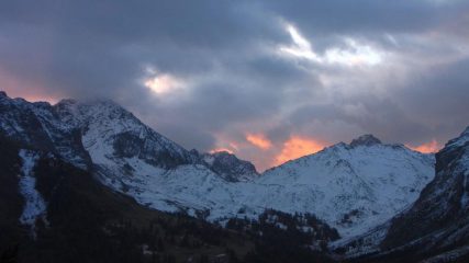 il primo sole del giorno tenta di sbucar fuori dalle nuvole (22-11-2009)