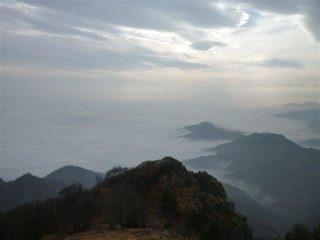 F-1 la pianura sotto un mare di nebbia