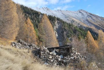 I ruderi del Bou de Baou e la cresta fino alla Testa Drumiana