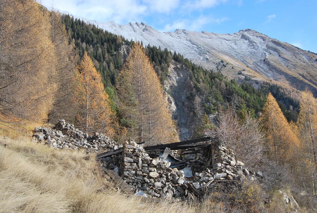 I ruderi del Bou de Baou e la cresta fino alla Testa Drumiana