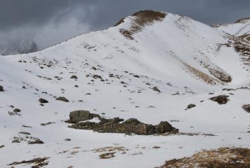 I ruderi di ricoveri sulla cima del Cormet