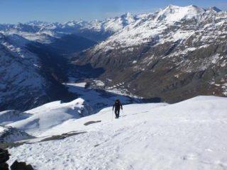 L'ultimo panoramico e facile tratto di cresta, dalla cima. A fondovalle, Bessans.