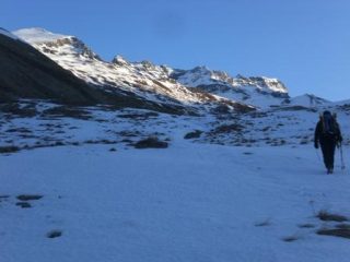A sx il triangolo sommitale già ben visibile dai cartelli indicatori nei pressi degli alpeggi.