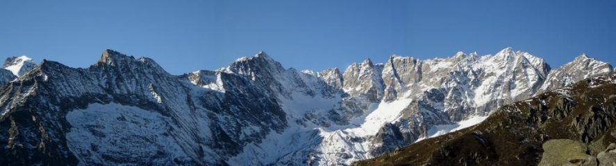 Percorrendo il sentiero balcone, colpo d'occhio sulla testata della Val Grande