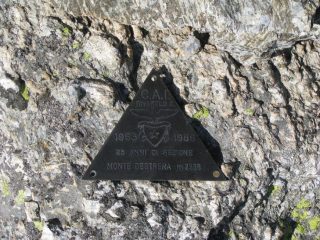 Triangolino di vetta, messo in posa, per foto ricordo