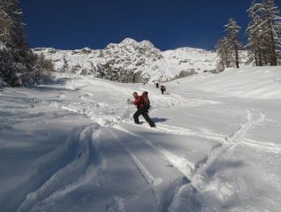 Sole sull'erta pista