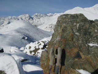 La vetta del Roc delle Teste, in primo piano , Punta Busiera, e con sfondo Gran Paradiso