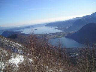Salendo il panorama sul lago diventa sempre più bello