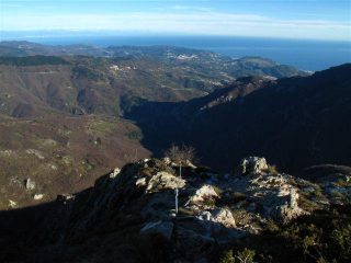 Dalla cima uno sguardo verso la valle di Magliolo e il mare