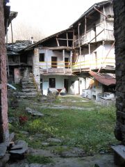 All'interno dell'unico cortile di Budrer