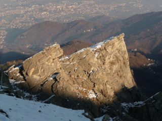 la rocca parey all'ultimo sole, vista da sotto gli ex-impianti