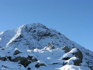 L'obelisco in cima con il Civrari alle spalle