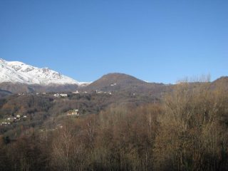 La figura del Monte Calvo visto dai pressi del Bric Filia