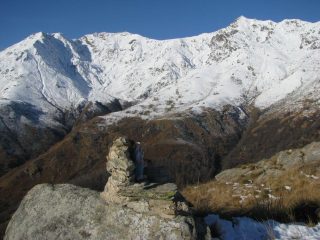 Statuetta di vetta della Madonna con Bambino (in ombra) con sfondo Punte di Quinzeina e Verzel