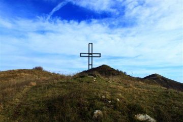 Il monte Aurigo, dietro le altre due cime