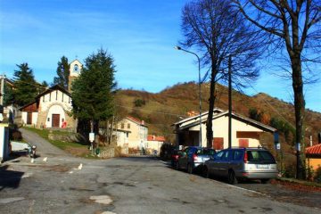 La chiesetta di San Bernardo di Conio e a destra due delle nostre vette