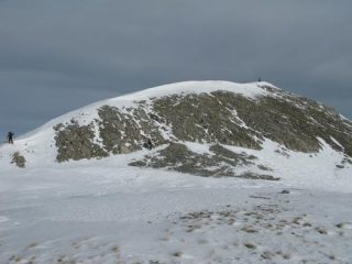 Quasi in vetta con sci o a piedi