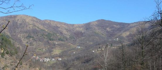 Panoramica da Toglie, al centro il Turo e Colle della Croce, a sinistra in basso le case Maddalene