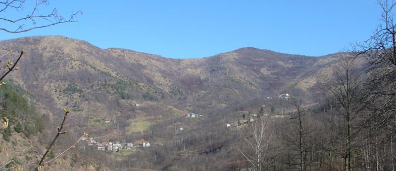 Panoramica da Toglie, al centro il Turo e Colle della Croce, a sinistra in basso le case Maddalene