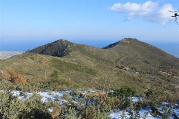 Verso il Castellaro e il Bignone, al centro la sella dove si scende verso Solva