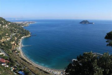 Uno sguardo verso Albenga e l'isola Gallinara
