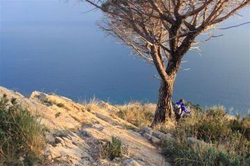 In discesa a picco sul mare
