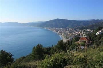 In salita, uno sguardo sul golfo di Alassio