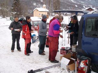 Gruppo in fila per la sbobba
