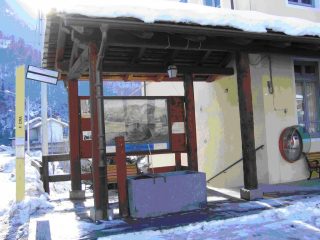 Macra piazza del comune, acqua di buona qualità (nitrati 2,2 mgl) mediamente ricca di sali, durezza 14,5°F