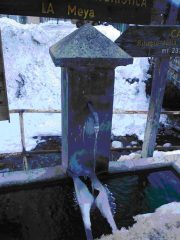 Ottima acqua (nitrati 1 mgl) ricca di calcio e magnesio, utile nella prevenzione dell'osteoporosi e nel recupero sali, durezza 39°F