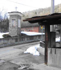 Chiaudieres fontana del pilone, acqua di buona qualità (nitrati 4 mgl) molto leggera, povera di calcio e magnesio durezza 2,8°F, ad effetto diuretico