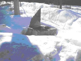 Saretto prima del paese. Acqua di buona qualità (nitrati 1,25mgl) molto ricca di calcio e magnesio ottima per recuperare sali dopo grandi sudate, durezza 47°F